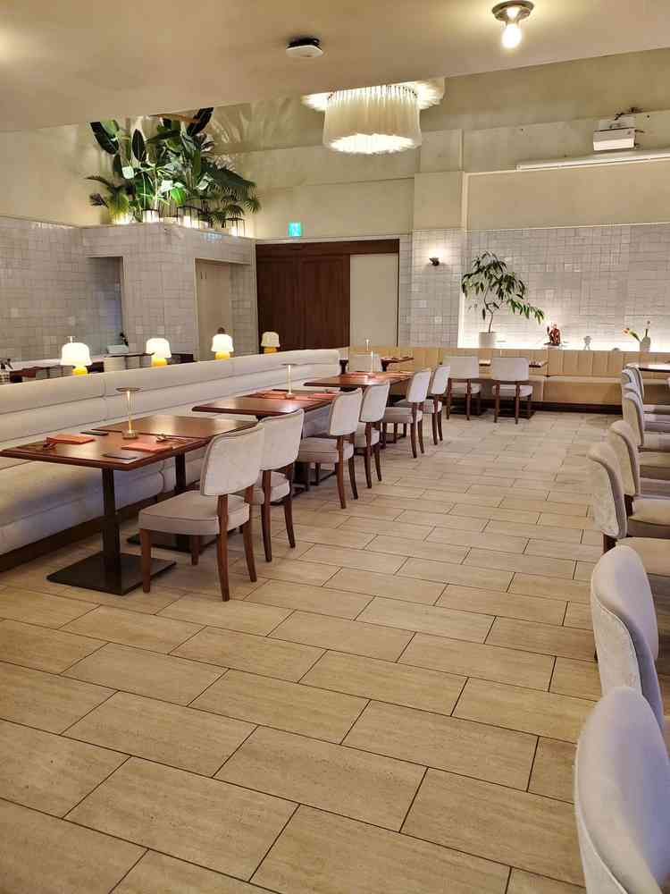 披露宴会場は全体的に可愛く、アットホームな雰囲気です。