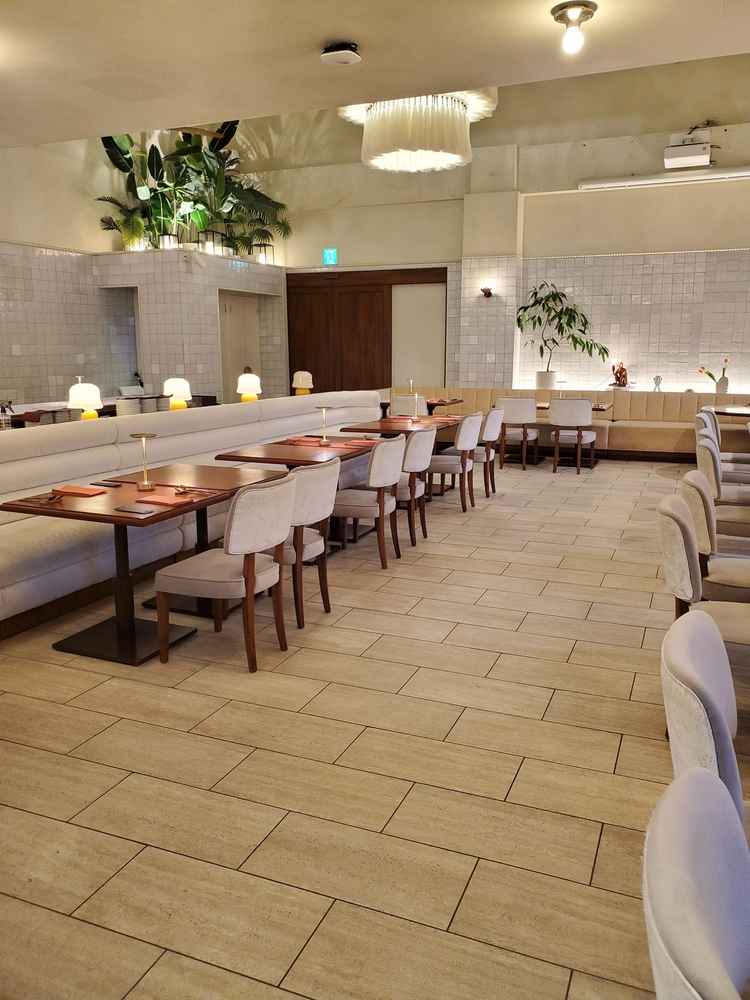 披露宴会場は全体的に可愛く、アットホームな雰囲気です。