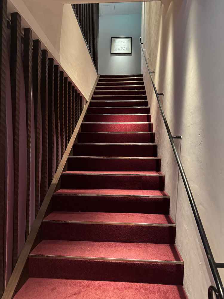 会場内の階段などは少しクラシカルな感じで、雰囲気があり大人っぽく魅力的でした。