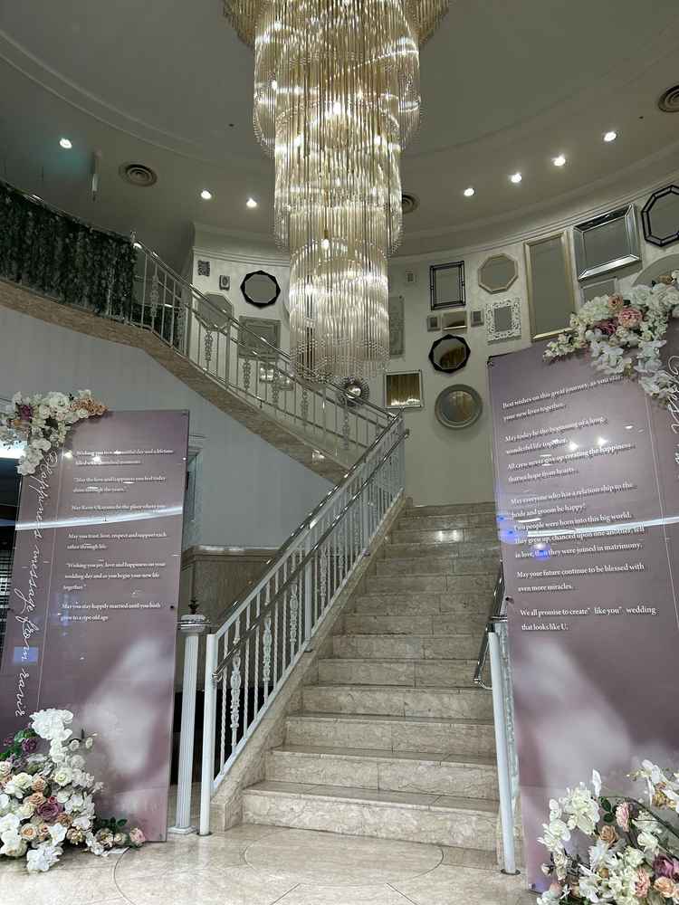 入ってすぐの階段はとてもオシャレで写真映え良さそうです。