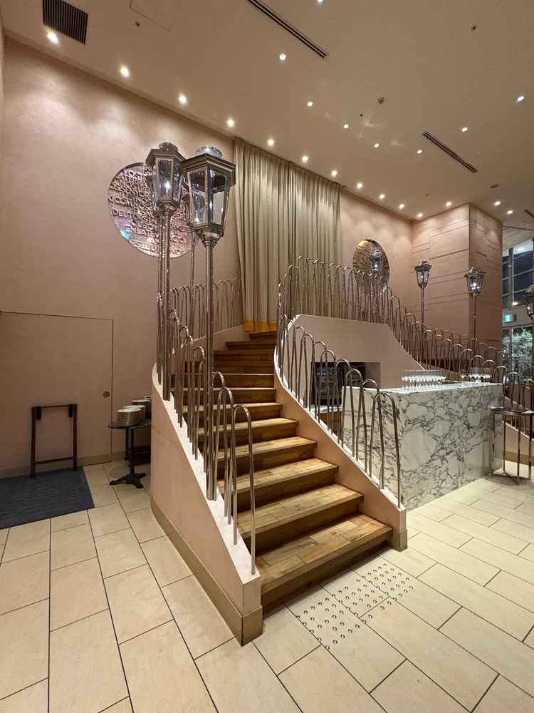 2会場あって、上が挙式、下が披露宴会場にできます。この階段からも登場できるみたいです。