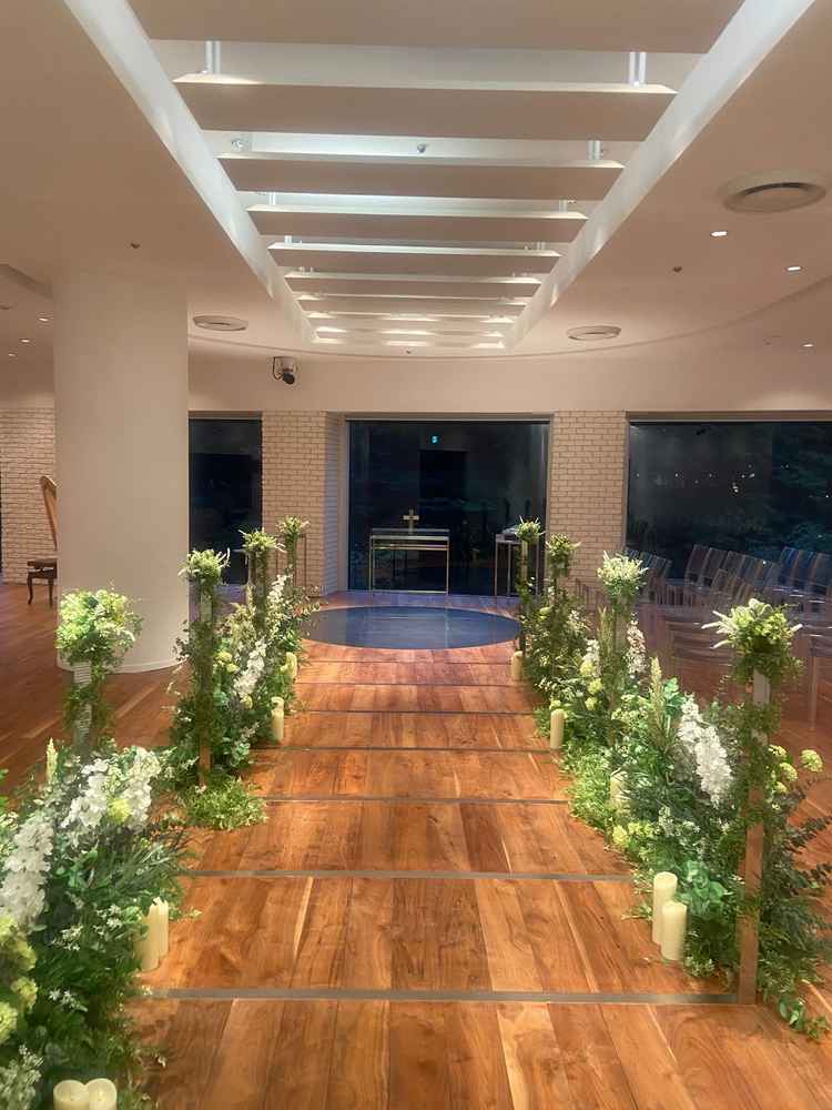 窓があり、外の庭園が見えるチャペル2