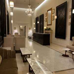 ロビー横の待機室です。白を基調とした内観で、シンプルでラグジュアリーな空間でした。