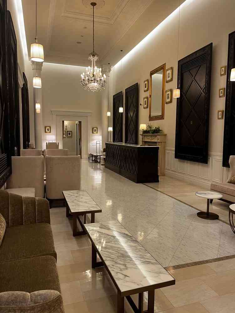 ロビー横の待機室です。白を基調とした内観で、シンプルでラグジュアリーな空間でした。