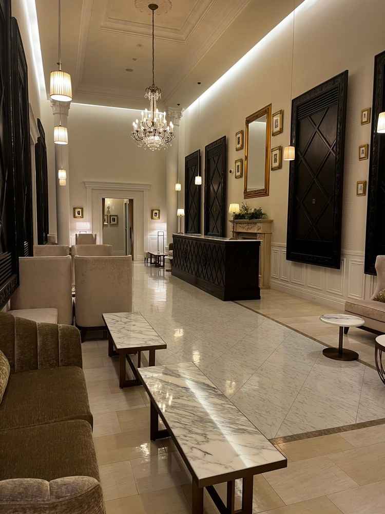 ロビー横の待機室です。白を基調とした内観で、シンプルでラグジュアリーな空間でした。