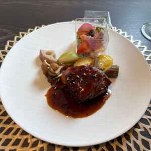 コースの試食。どのコースも牛肉は必ず選べる。基本プランから2ランクアップすると魚料理もプラスできる。