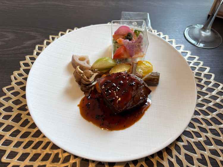コースの試食。どのコースも牛肉は必ず選べる。基本プランから2ランクアップすると魚料理もプラスできる。