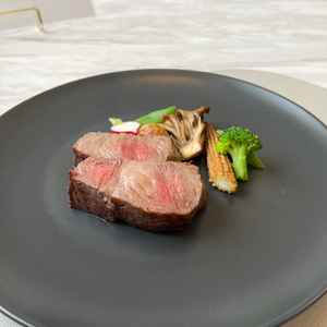 お食事ワンプレートいただきました。脂身が多くて好みではありませんでした。