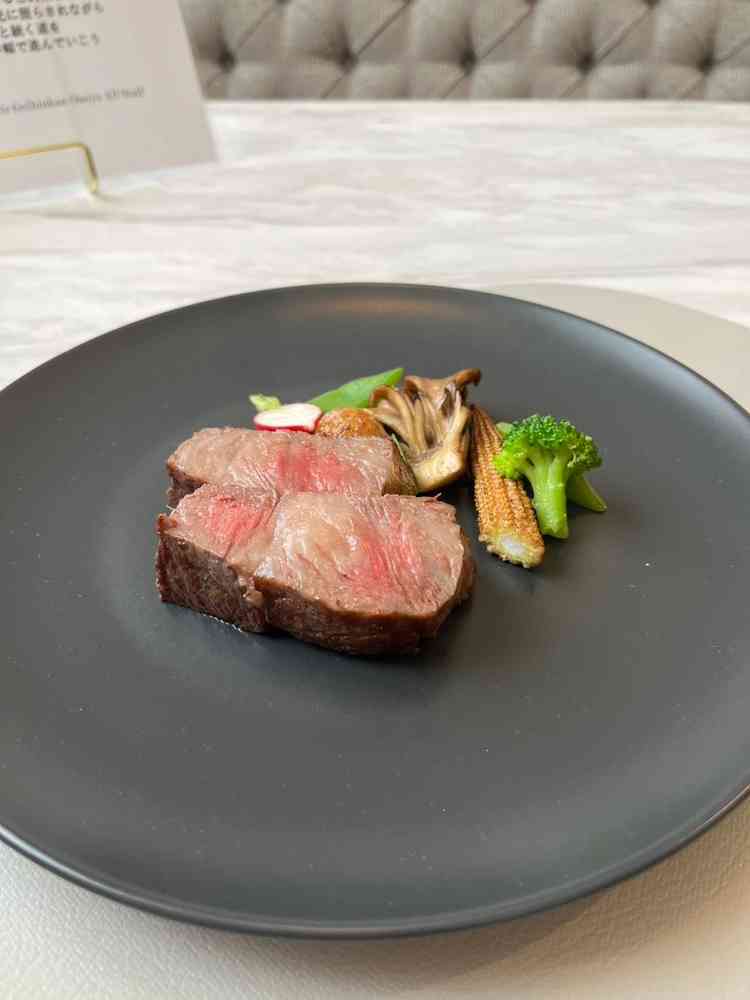 お食事ワンプレートいただきました。脂身が多くて好みではありませんでした。