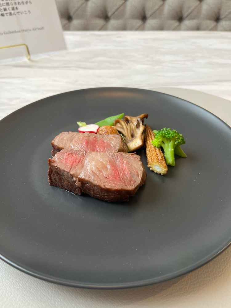 お食事ワンプレートいただきました。脂身が多くて好みではありませんでした。