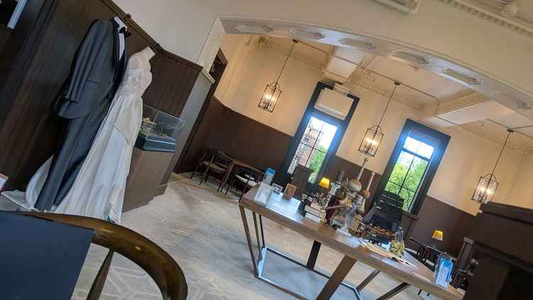 説明があった綺麗なお部屋でした。実際にウエディングドレスやタキシードがあり、雰囲気を味わえた。