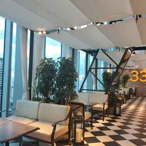 都会の空を眺める開放感溢れるロビーでした。