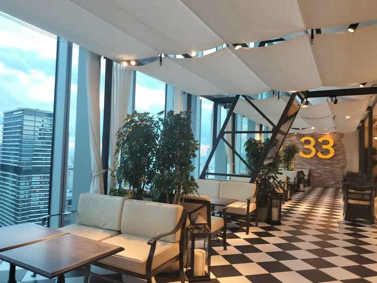 都会の空を眺める開放感溢れるロビーでした。