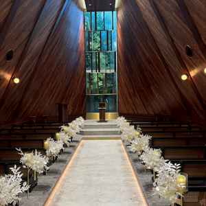 新しいチャペルは木の温もりを感じることができた。