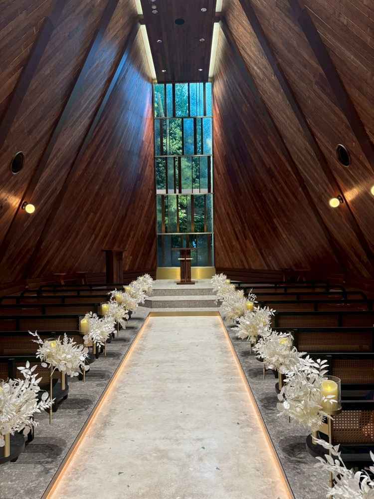 新しいチャペルは木の温もりを感じることができた。