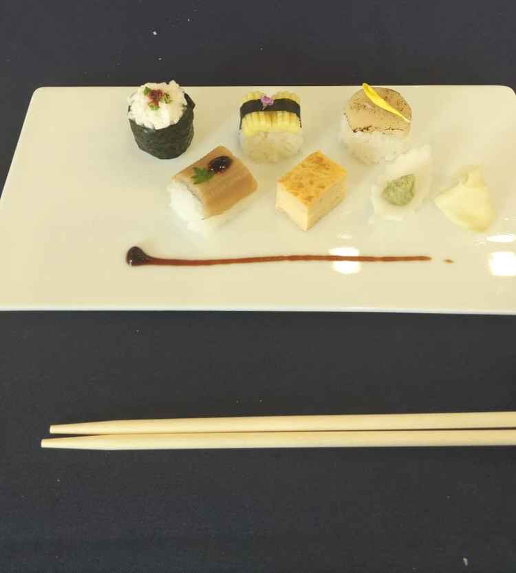 お料理の様子。一口サイズで食べやすく、種類も多くてお食事を楽しむことができました。