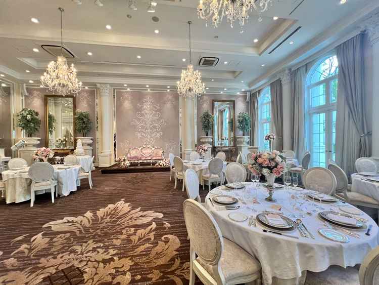 披露宴会場の中でいちばん大きな会場です。階段もあり、素敵な会場でした。