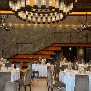 披露宴会場です。階段上から入場することができます。