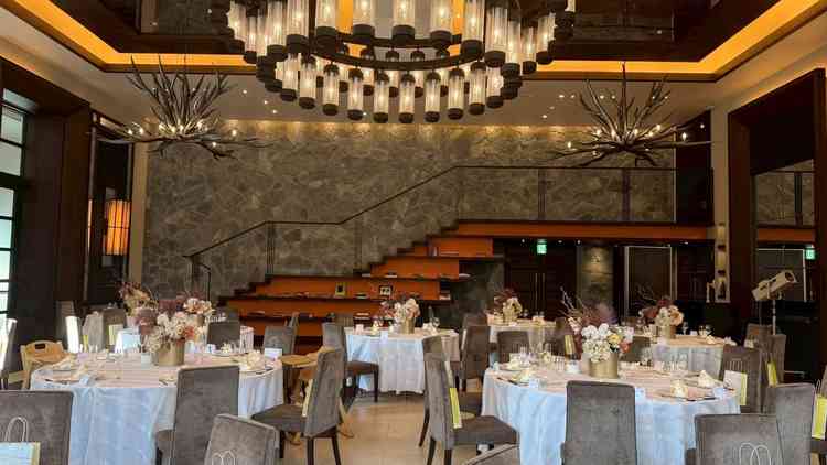 披露宴会場です。階段上から入場することができます。