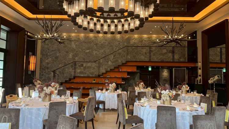 披露宴会場です。階段上から入場することができます。