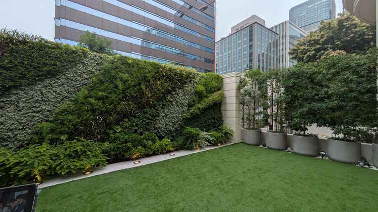 披露宴会場から出て左手に見たガーデンの写真です。壁の草木はですがクオリティ高く、本物に見えます。