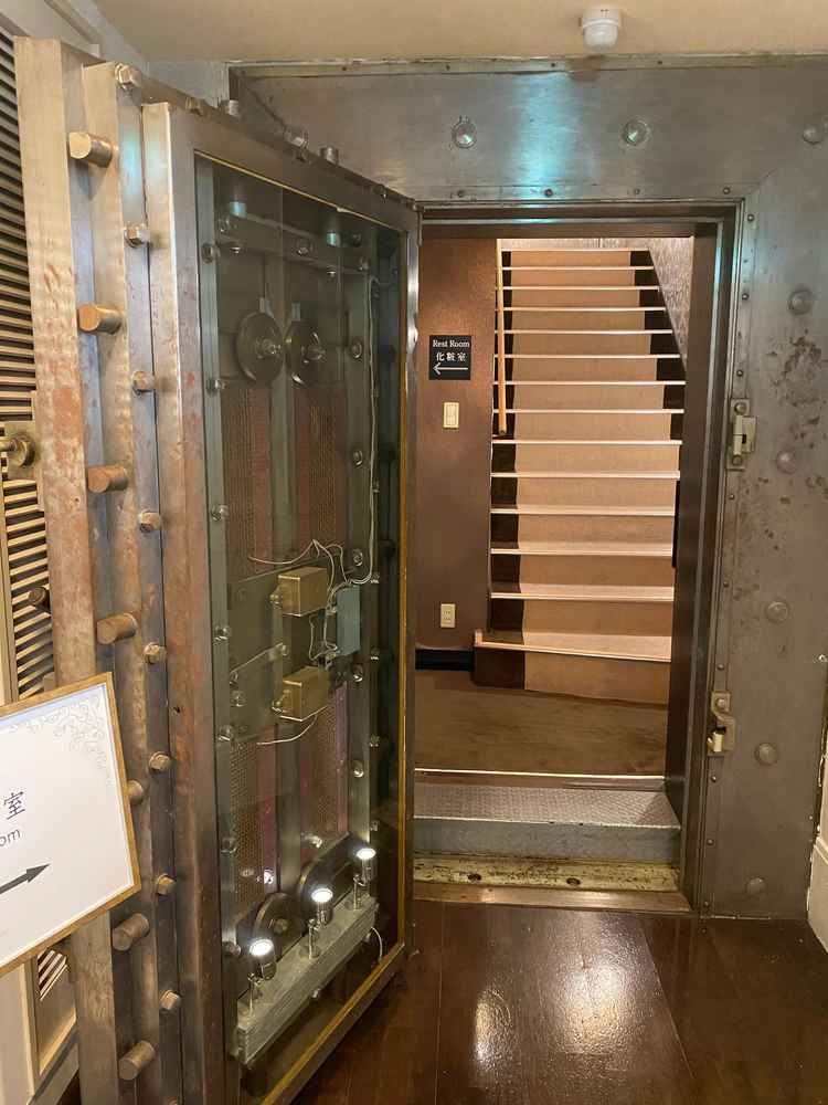昔の金庫の扉
