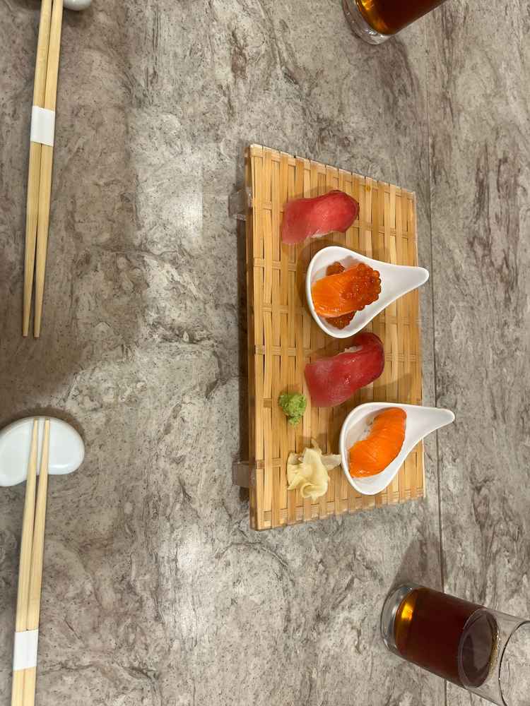 披露宴途中でお寿司ビュッフェを開催できるとのこと。実際食べれるお寿司を実食。とても美味しかった。