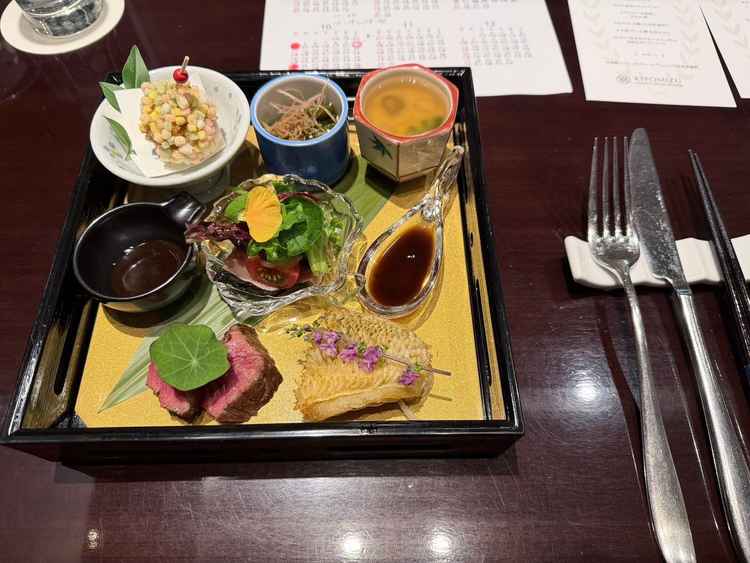 料理はフルオーダー可能。出身地の食材や料理を出すこともでき、会話が弾むことも期待できる。
