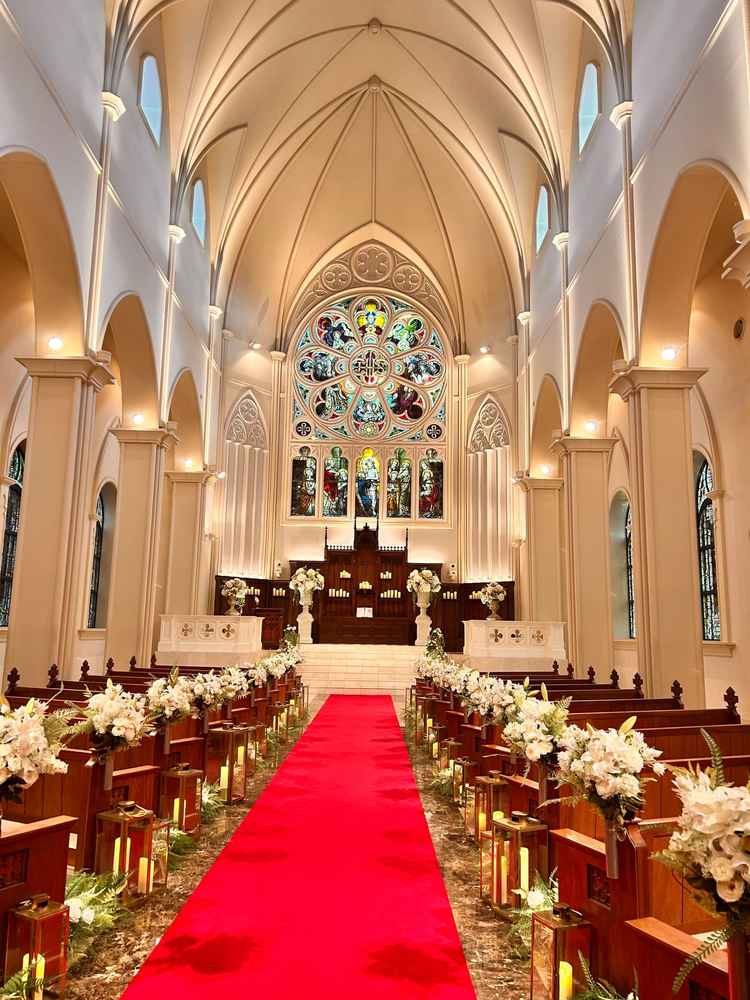 【大聖堂_アートグレイス】天井が高く圧巻。ここで挙げたいと思ってしまうほどの雰囲気。中に子供部屋ある