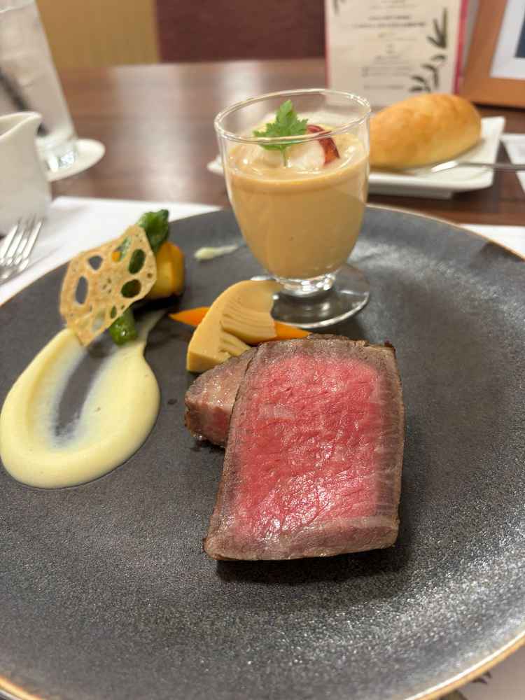 メインのお肉。とても美味しい。