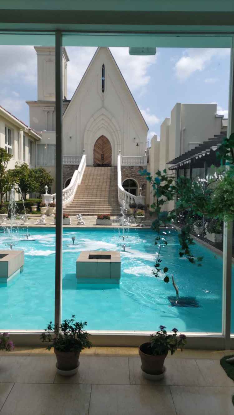 式場に入ってすぐ正面にプールが見え、階段の先にチャペルがあり涼しげでした。