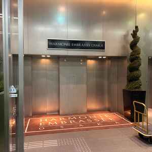 エレベーターは10階止まり。直接チャペルには行けず、合計3機エレベーターに乗り継ぎ必要。