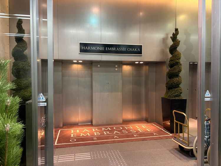 エレベーターは10階止まり。直接チャペルには行けず、合計3機エレベーターに乗り継ぎ必要。