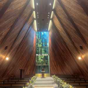 チャペルの写真。木の香りや色の深みもあり、元々のイメージよりも気に入った。