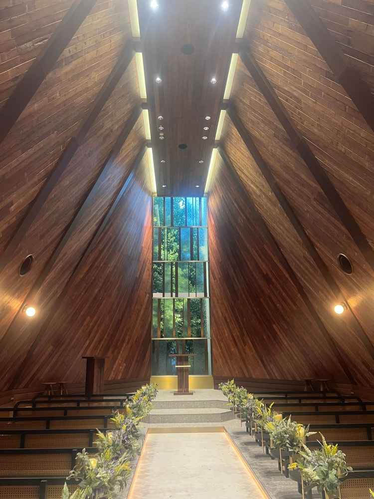 チャペルの写真。木の香りや色の深みもあり、元々のイメージよりも気に入った。