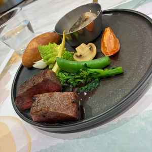 料理は写真からわかる通りかなり美味しかった。お肉が柔らかいだけでなく、ソースが非常に美味しかった。