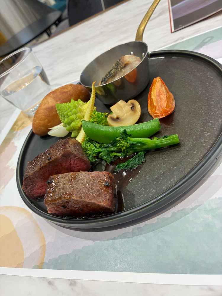 料理は写真からわかる通りかなり美味しかった。お肉が柔らかいだけでなく、ソースが非常に美味しかった。