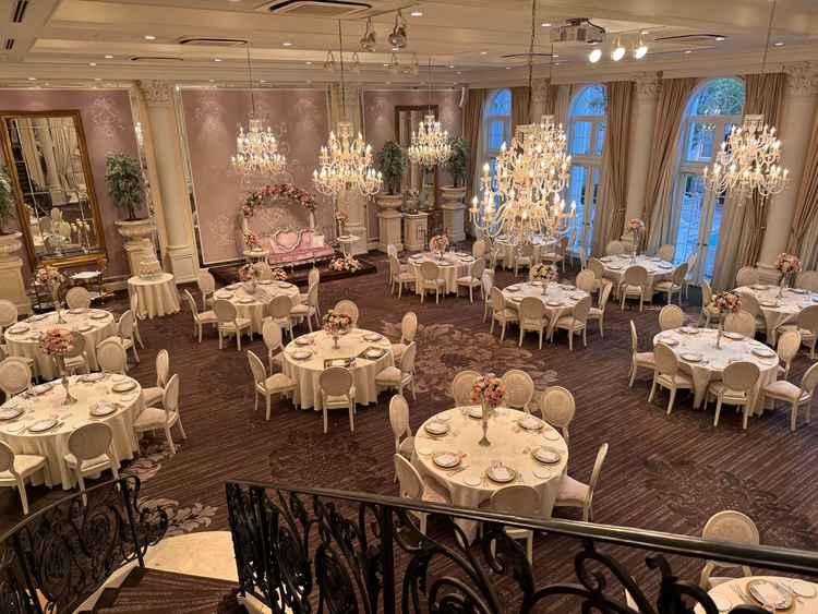 披露宴会場 人数規模は大 Champagne