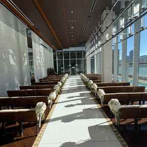 2フロア貸し切りのチャペル。自然光がいい。