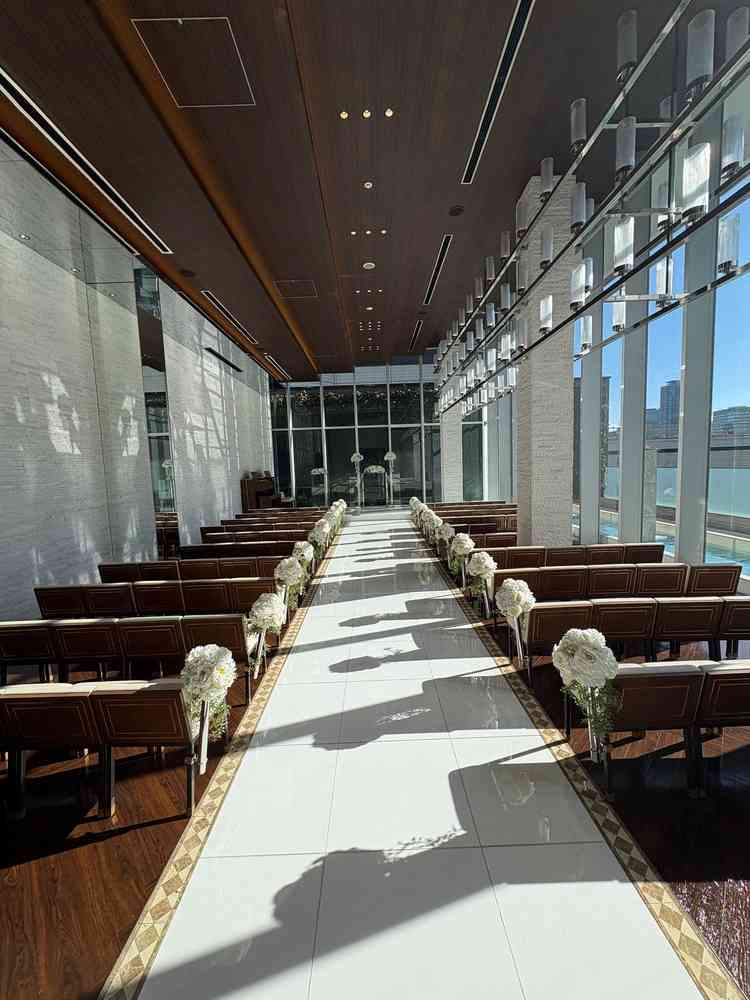 2フロア貸し切りのチャペル。自然光がいい。