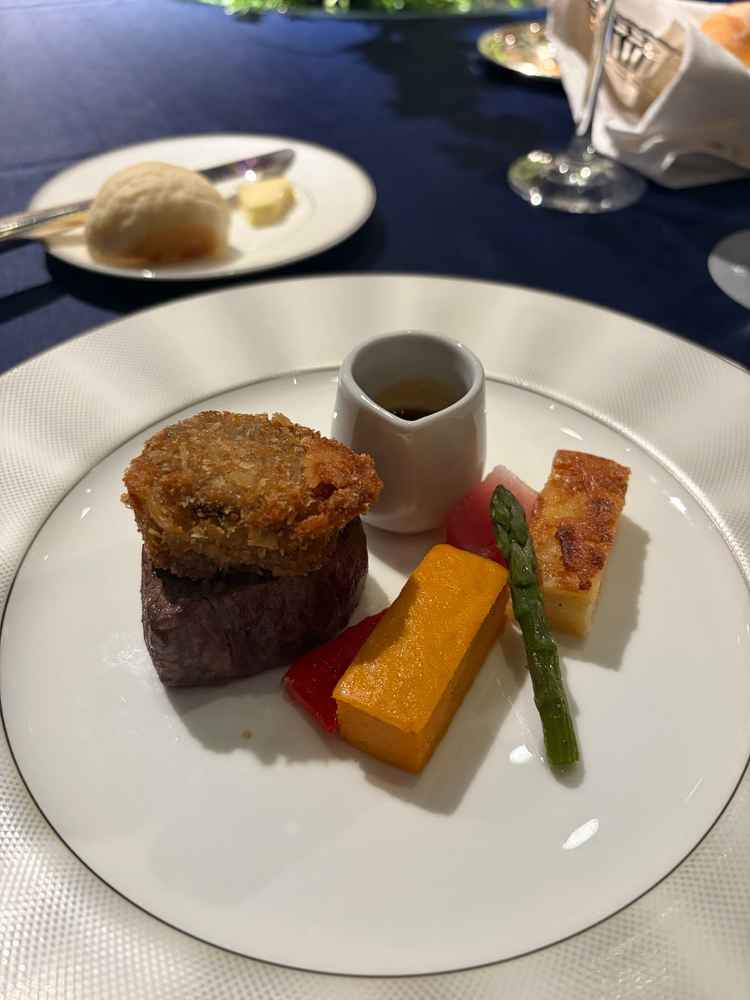 試食のお肉料理。見た目も美しくて美味しかったです。