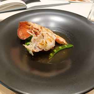 見た目も華やかでした。エビの下にはピラフがありました。スープと一緒にいただくと美味しかったです。