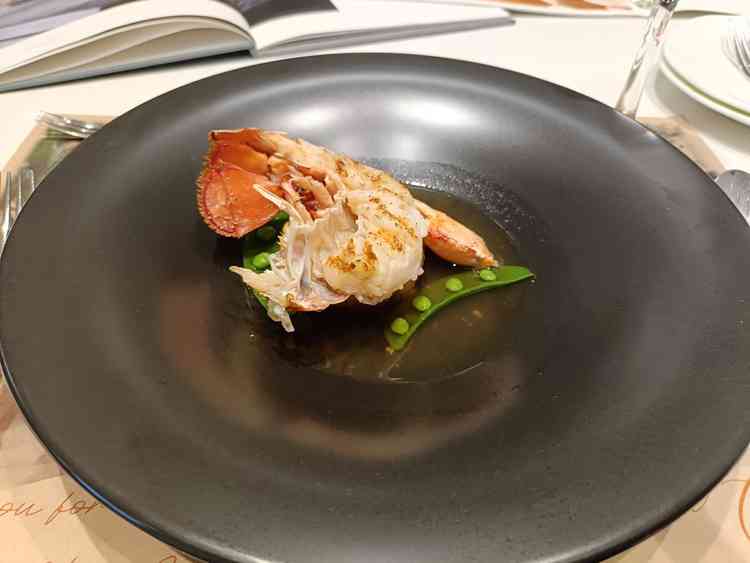 見た目も華やかでした。エビの下にはピラフがありました。スープと一緒にいただくと美味しかったです。