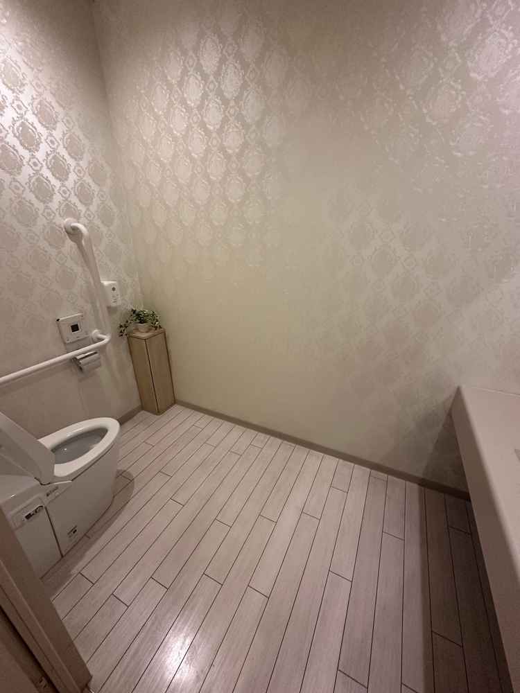 バリアフリートイレ。2階親族控え室付近にあり扉もスライド式で電動車椅子でも使用可能。