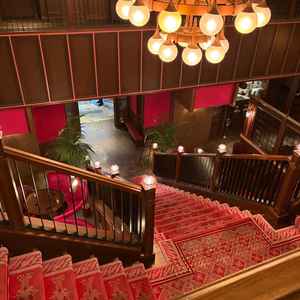 大階段は上からの見た目も素敵。どこからでも写真スポットになる