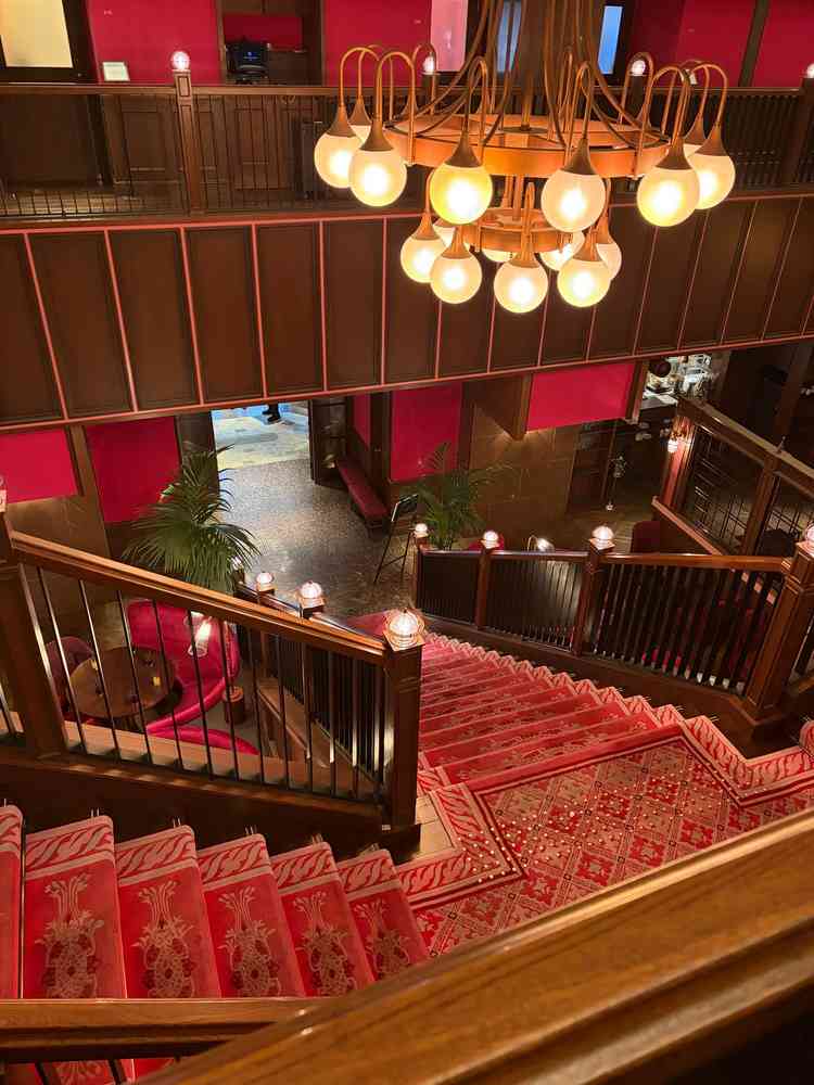 大階段は上からの見た目も素敵。どこからでも写真スポットになる