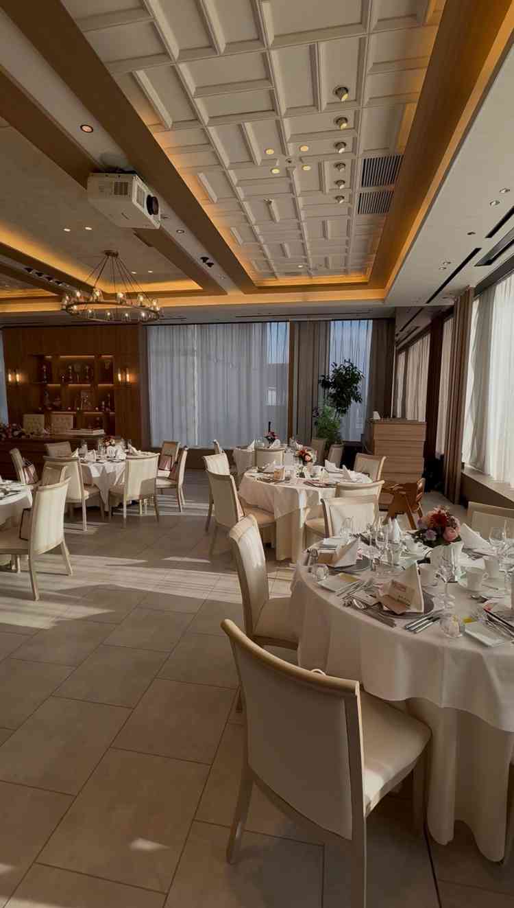 披露宴会場はとても柔らかい雰囲気で、ネット上の写真で見るよりも素敵だなと感じました。