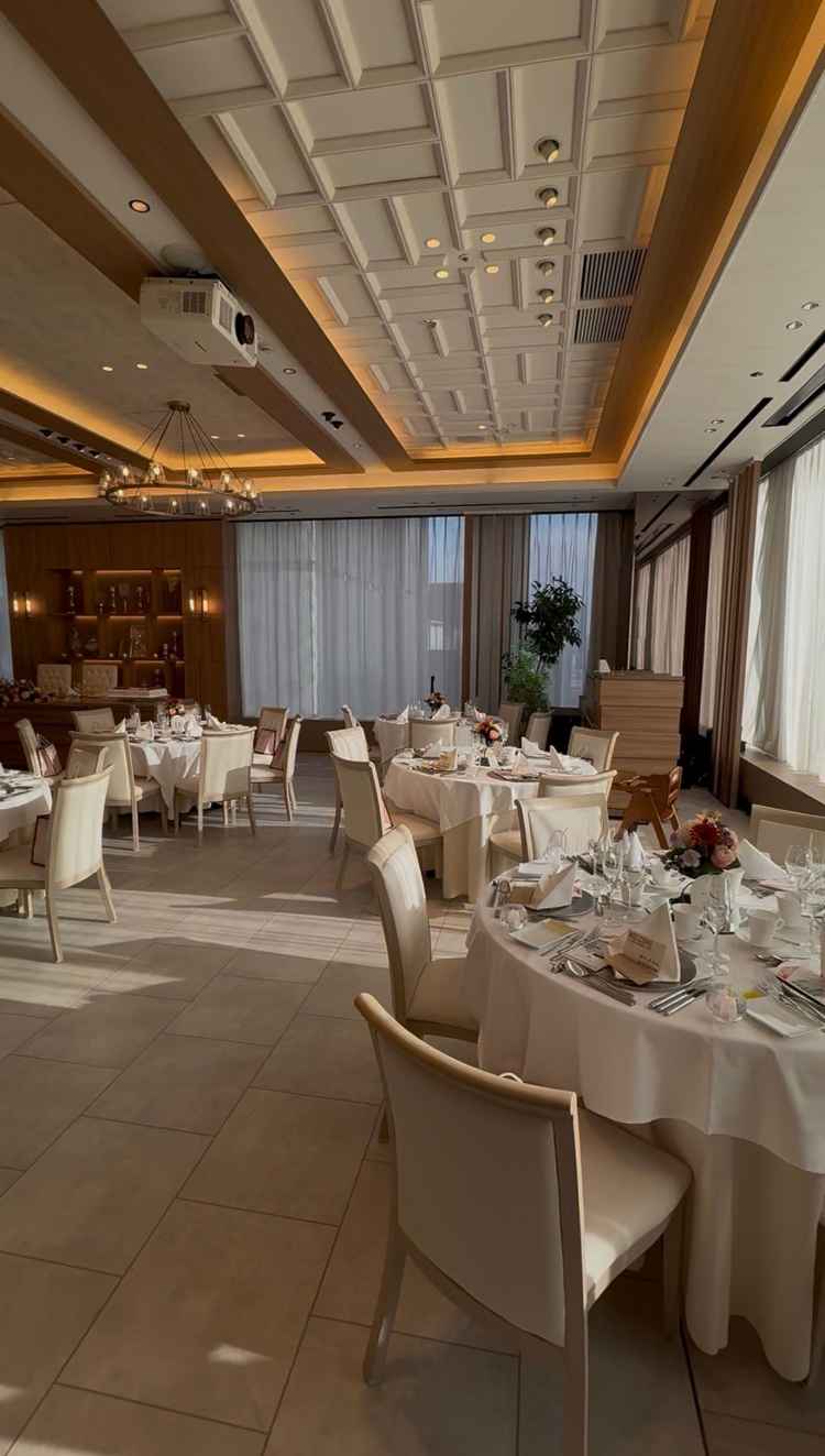 披露宴会場はとても柔らかい雰囲気で、ネット上の写真で見るよりも素敵だなと感じました。