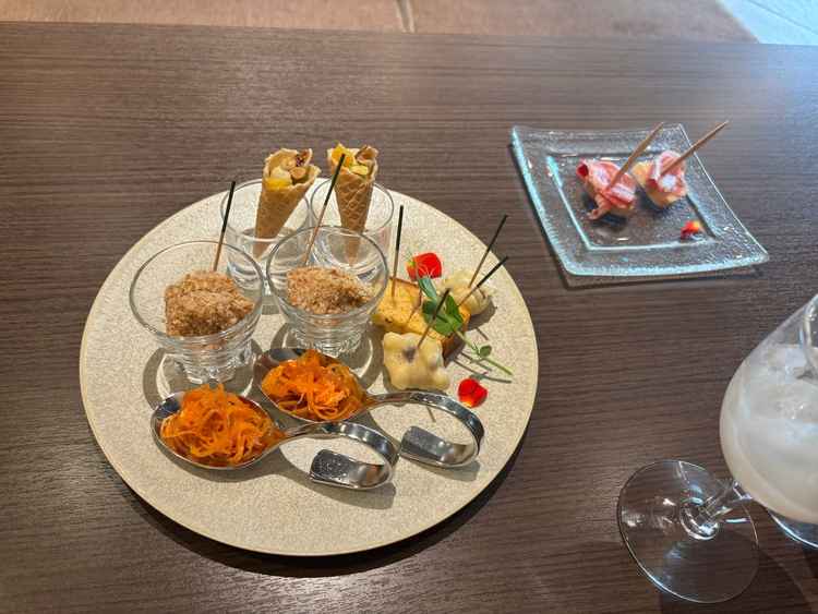 ウェルカムフードとウェルカムドリンクの試食になります。生ハムはシェフがその場でカットしてくれます。