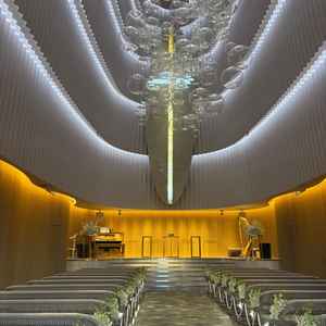 白基調のチャペルで上の球体が揺れて水の中にいるみたいです